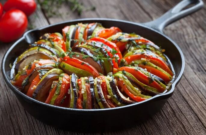 Whakapaihia me te tōmato me te zucchini